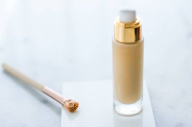 Makyaj şişesi ve mermer, makyaj fırçası