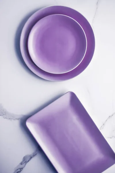 Mermer masa zemininde mor boş tabak, tablo takımı f — Stok fotoğraf