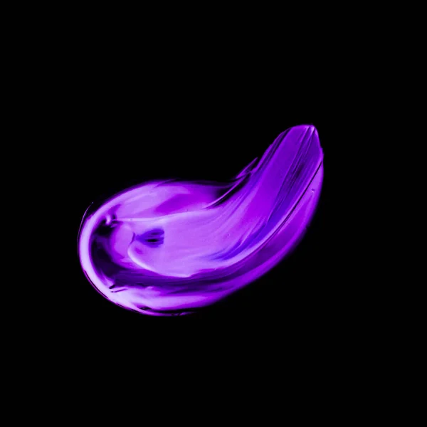 Violet néon peinture coup de pinceau texture isolée sur noir backgro — Photo