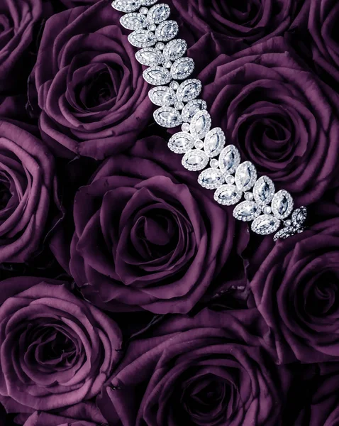 Πολυτελές διαμαντένιο βραχιόλι κοσμημάτων και μωβ τριαντάφυλλα λουλούδια, Love g — Φωτογραφία Αρχείου