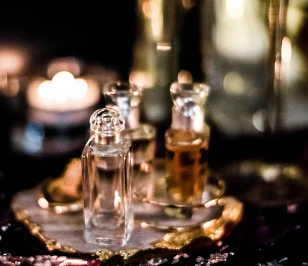 Butelki perfum i zapach vintage w nocy, zapach, fra — Zdjęcie stockowe