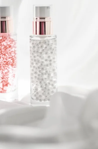 Sérum para el cuidado de la piel y frasco de gel de imprimación de maquillaje, lotio hidratante — Foto de Stock