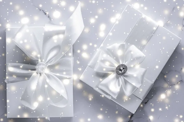 Luxury holiday gifts with white silk bow and ribbons on marble b — Stock Photo, Image