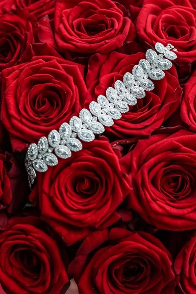 Πολυτελές διαμάντι βραχιόλι και μπουκέτο από κόκκινα τριαντάφυλλα, κοσμήματα Love g — Φωτογραφία Αρχείου
