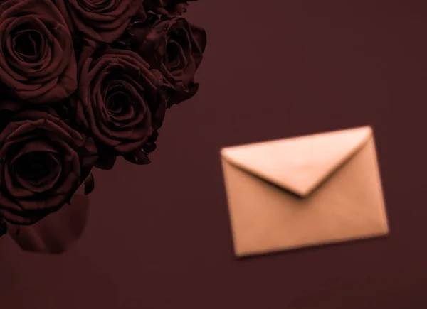 Lettre d'amour et livraison de fleurs le jour de la Saint Valentin, bouqu de luxe — Photo