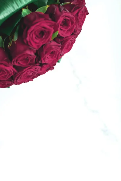 大理石背景的勃艮第玫瑰的华丽花束，美丽 — 图库照片