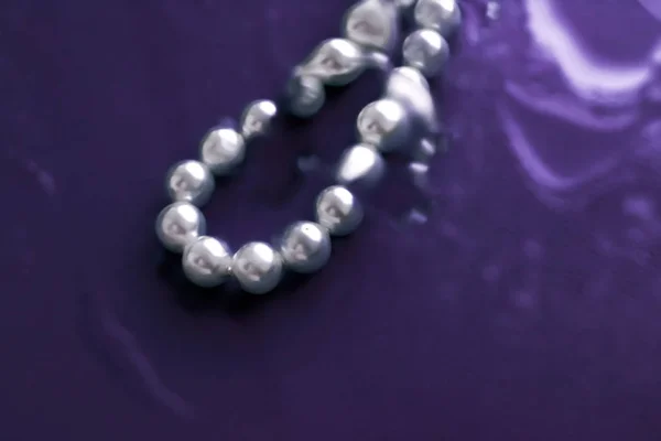 Biżuteria przybrzeżna moda, perłowy naszyjnik pod fioletowym woreczkiem — Zdjęcie stockowe