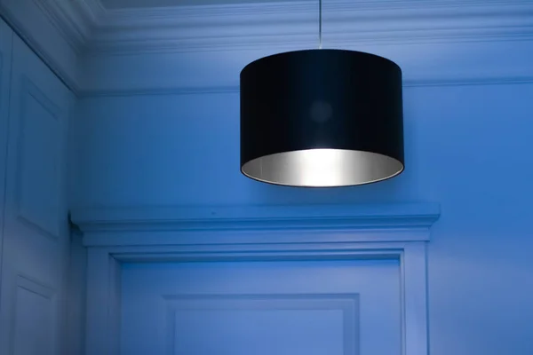 Zilveren lamp in een kamer, elegante moderne Home decor verlichting — Stockfoto