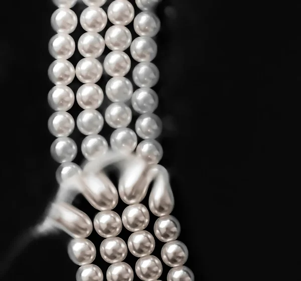 Bijoux côtiers mode, collier de perles sous l'eau noire retour — Photo