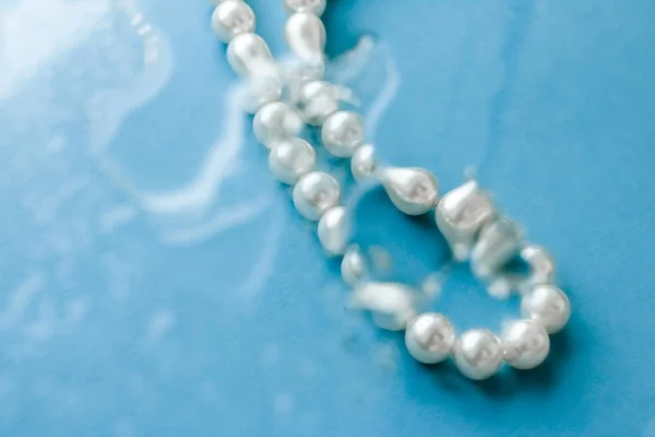 Pobřežní bižuterie móda, perlový náhrdelník pod modrou vodou backg — Stock fotografie