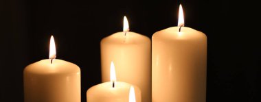 Aromatik vanilya sarısı mumlar gece, Noel, Yeni Yıl