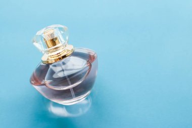 Parlak arka planda pembe parfüm şişesi, tatlı çiçek kokusu, gl
