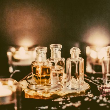 Parfüm şişeleri ve gece kaliteli koku, aroma kokusu, fra