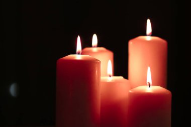 Aromatik turuncu çiçekli mumlar gece, Noel, Yeni Yıl