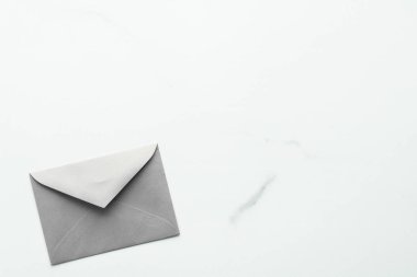 Mermer yatık arka planda boş kağıt zarflar, tatil posta