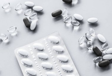 Beslenme için haplar ve kapsüller, yaşlanmayı önleyen güzellik takviyesi.