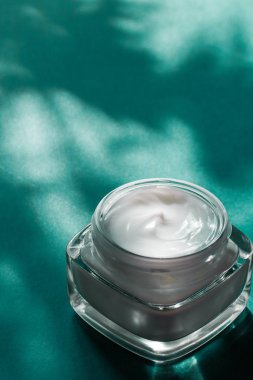 Hassas cilt için güzellik kremi, nemlendirici lüks kaplıca kooperatifi.