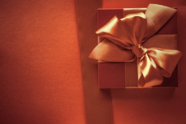 Tatil arka plan olarak altın yay ile Lüks hediyeler, Sevgililer D