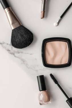 Makyaj ve kozmetik ürünleri mermer, düz arkaplan