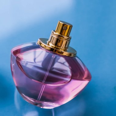 Parlak arka planda pembe parfüm şişesi, tatlı çiçek kokusu, gl