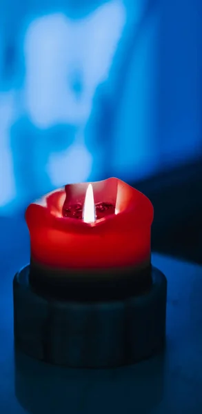 Красная праздничная свеча на синем фоне, роскошный фирменный дизайн — стоковое фото