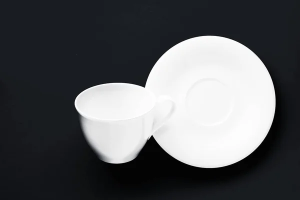 Fehér étkészlet edények készlet, üres csésze fekete flatlay backgro — Stock Fotó
