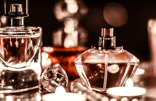 Parfümflasche und Vintage-Duft auf dem Glamour-Eitelkeitstisch bei — Stockfoto