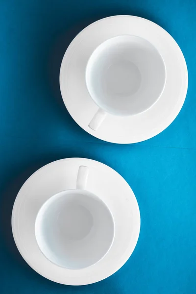Beyaz sofra tabak çömlek seti, mavi yatık backgrou boş fincan — Stok fotoğraf