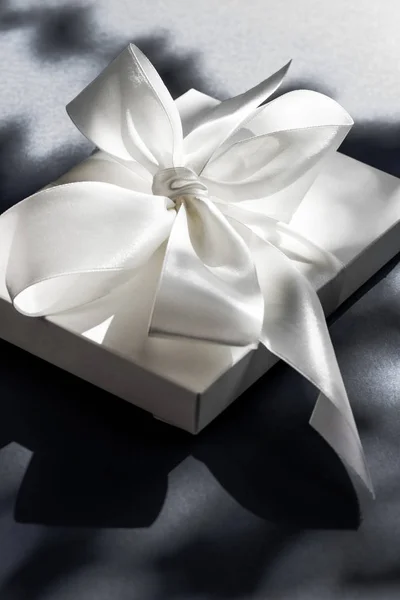 Luxus ünnep fehér díszdobozban selyem szalaggal és orr fekete — Stock Fotó
