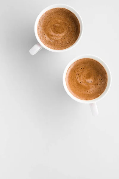 Copa de café francés caliente como bebida de desayuno, tazas flatlay en whi — Foto de Stock