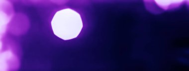 Siyah soyut arkaplanda göz kamaştırıcı mor parlak parıltı, Chr.