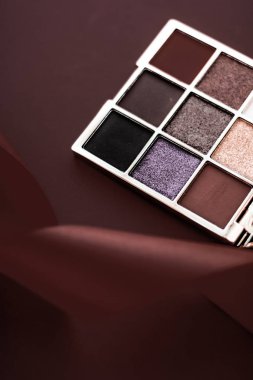Göz falı paleti ve çikolata arka planda makyaj fırçası, göz.