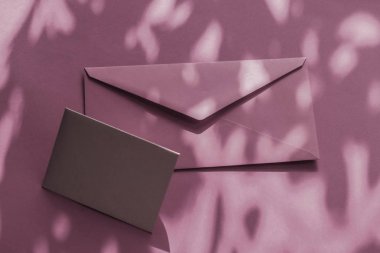 Flatlay model tasarımı olarak güzellik markası kimliği, bir kartvizit...