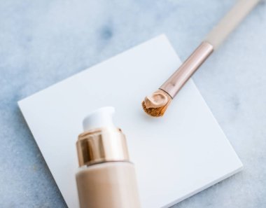 Makyaj şişesi ve mermer, makyaj fırçası