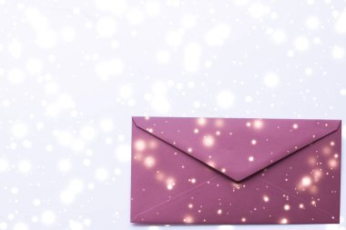 Kış tatili parlak kar f ile mermer üzerinde boş kağıt zarflar