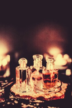 Parfüm şişeleri ve gece kaliteli koku, aroma kokusu, fra