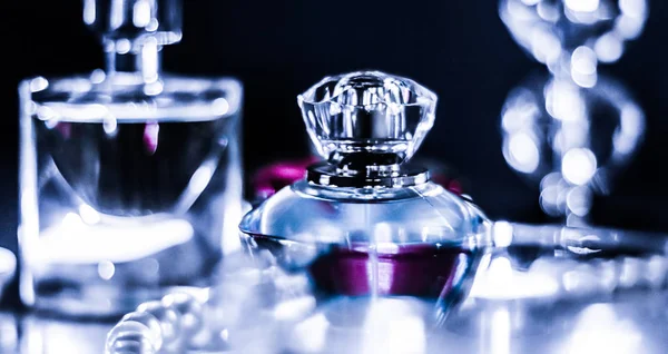 Butelka perfum i vintage zapach na stole próżności glamour w — Zdjęcie stockowe