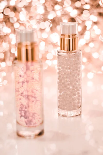 Gel base maquillaje de vacaciones, emulsión de suero, frasco de loción y rosa — Foto de Stock