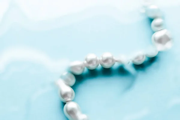 Bigiotteria costiera moda, collana di perle sotto il blu acqua backg — Foto Stock