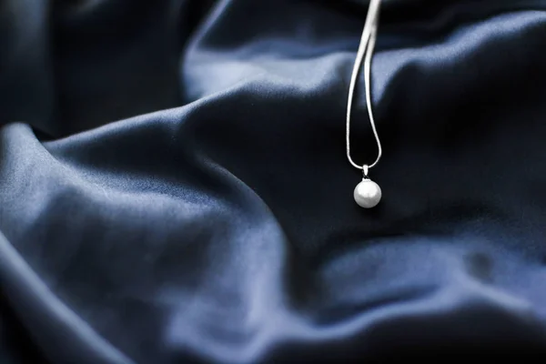 Розкішне біле золоте намисто з перлів на темно-синьому шовковому фоні, h — стокове фото