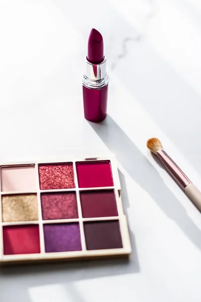 Kosmetik, produk makeup diatur pada tabel kesombongan marmer, lipstik , — Stok Foto