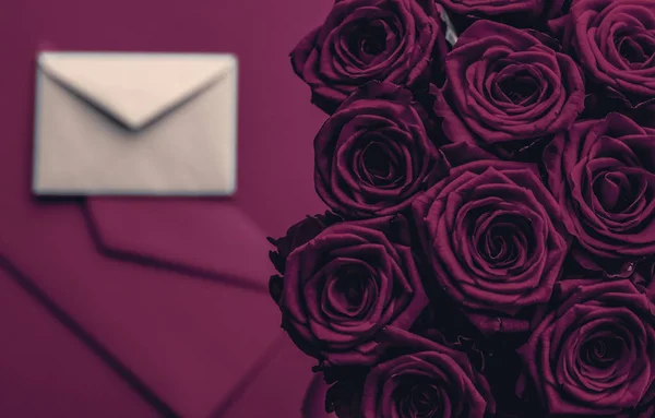 Love letter and flowers delivery on Valentines Day, πολυτελές bouqu — Φωτογραφία Αρχείου