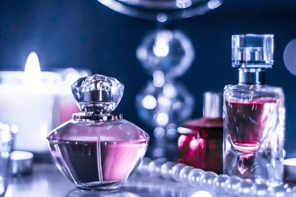 Garrafa de perfume e fragrância vintage na mesa de vaidade glamour em — Fotografia de Stock