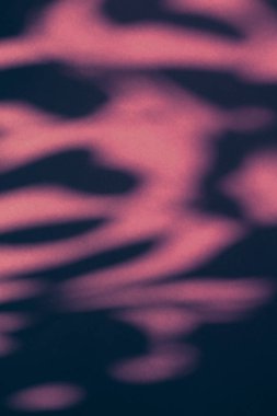 Soyut sanat, botanik gölgeler pembe arka planda h için örtüşür