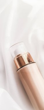 Tonal BB krem şişesi. Çıplak kayak için sıvı temel.