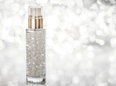 Tatil makyaj jeli, serum emülsiyonu, losyon şişesi ve silv.