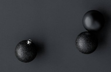 Siyah flatlay fon üzerinde Noel baubles, lüks kış holid