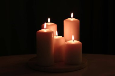 Aromatik turuncu çiçekli mumlar gece, Noel, Yeni Yıl