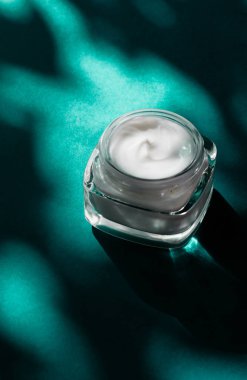 Hassas cilt için güzellik kremi, nemlendirici lüks kaplıca kooperatifi.