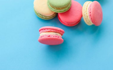 Mavi arka planda Fransız kurabiyeleri, Paris 'in şık cafe tatlıları.,